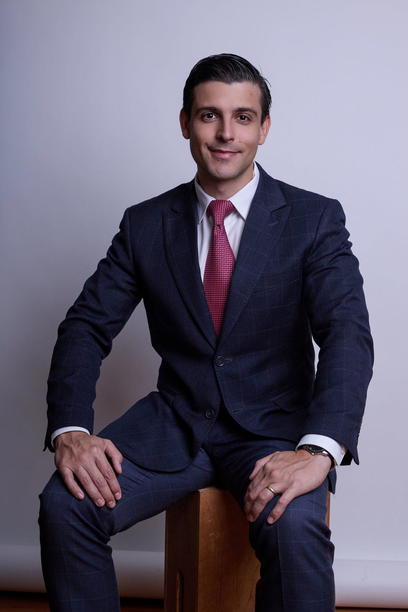 Dr. Leandro Miranda sentado, de terno