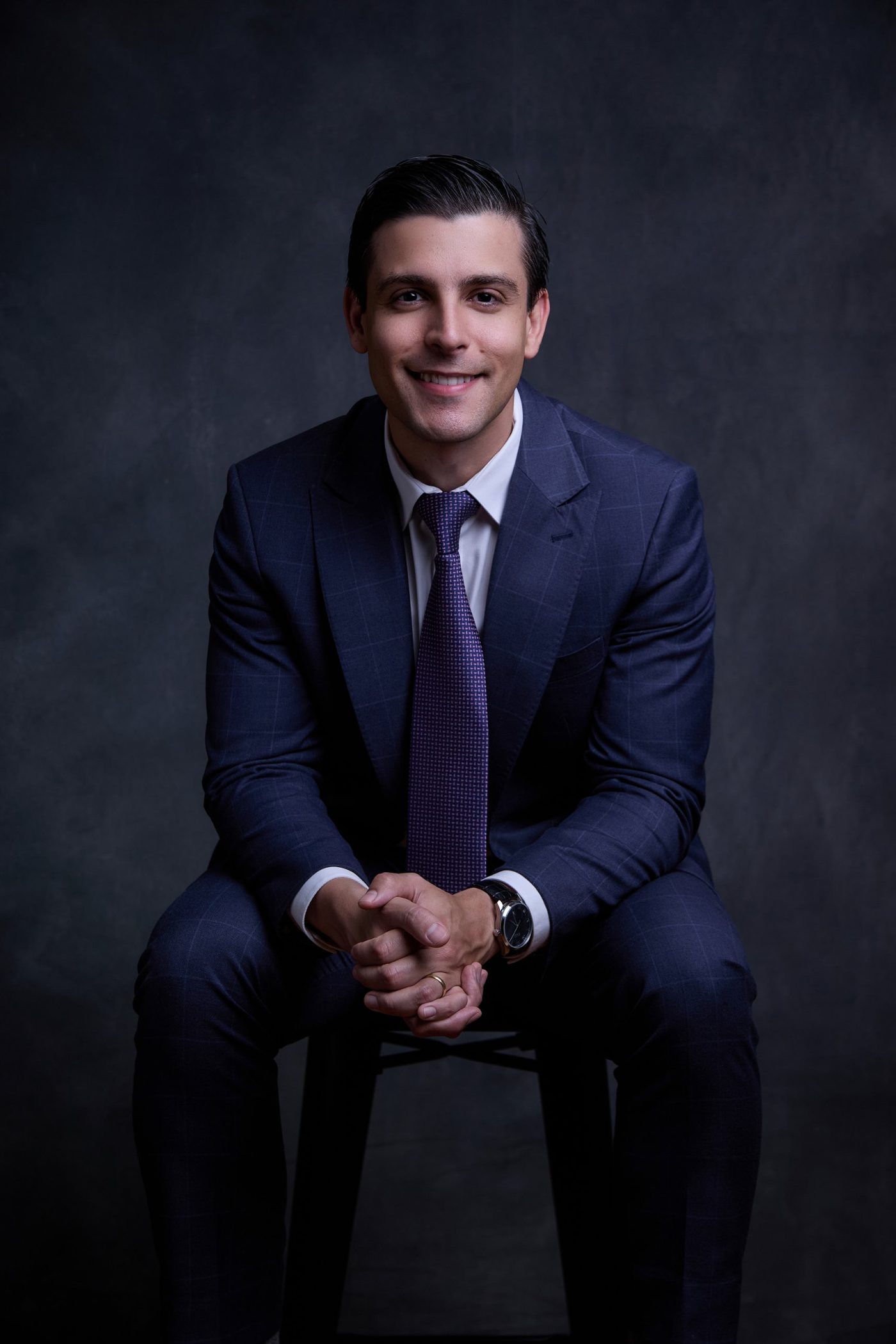 Dr. Leandro Miranda sentado, mãos entrelaçadas